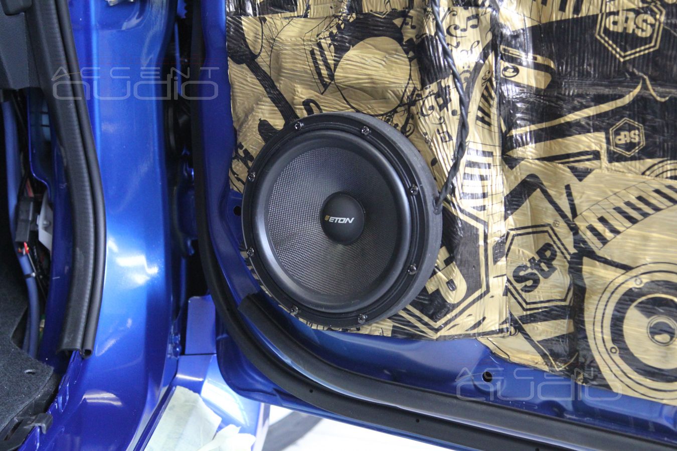 Великолепный Eton RSR в обыкновенных дверях Subaru