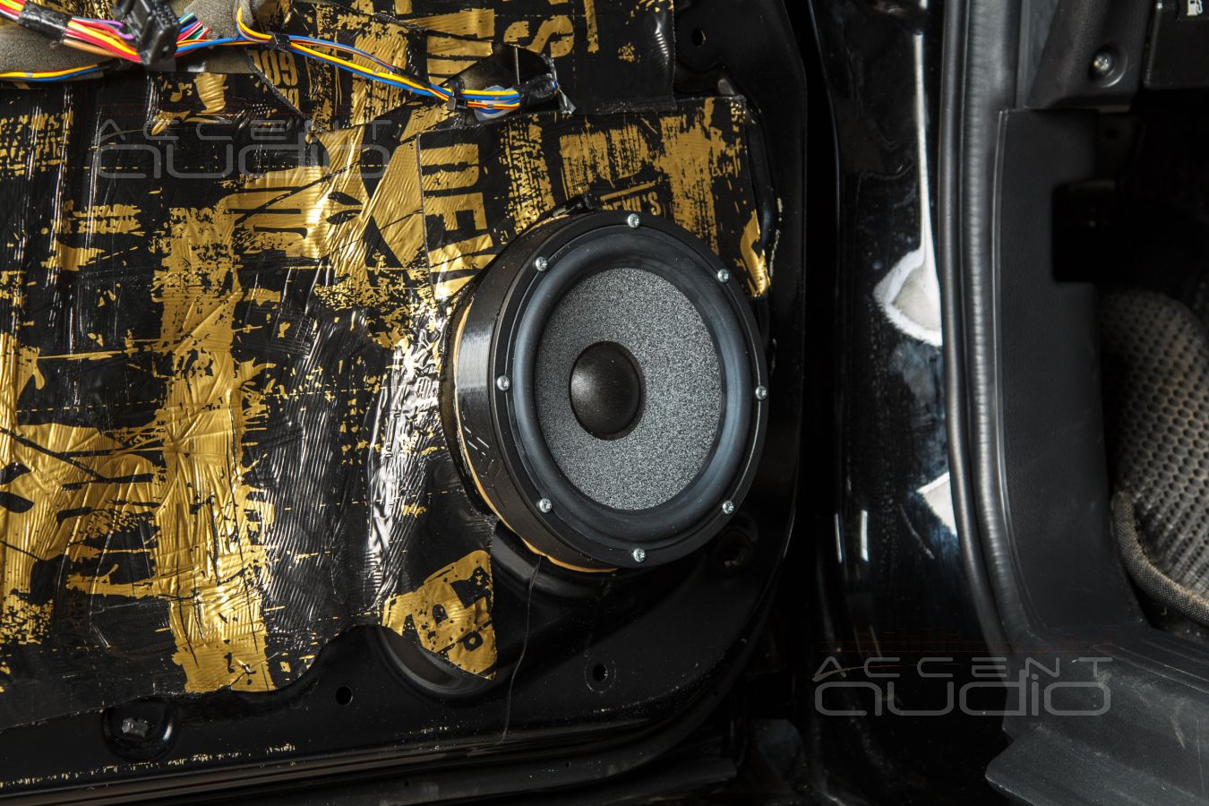 Установка фронтальных мидбасов Brax GL6 в Mitsubishi Pajero Sport