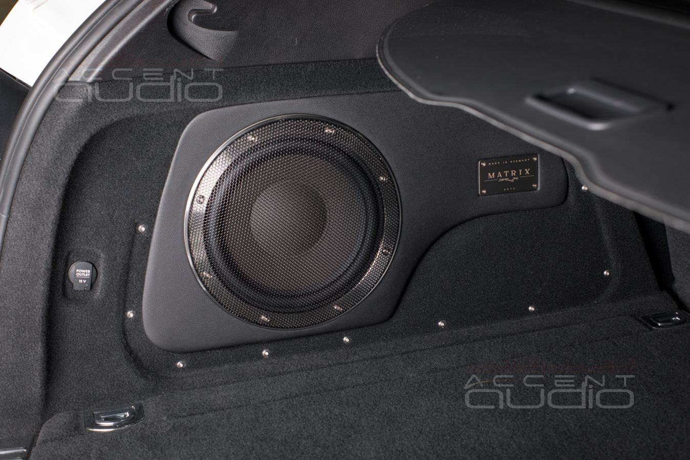 Сабвуфер-стелс для Porsche Cayenne: стильный немецкий бас