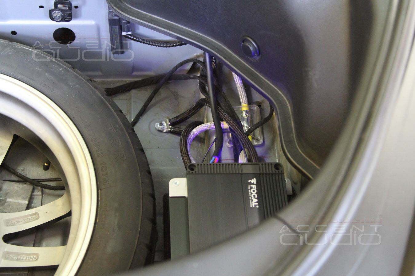 Установка и скрытая интеграция усилителей Focal FPX 4.400 SQ