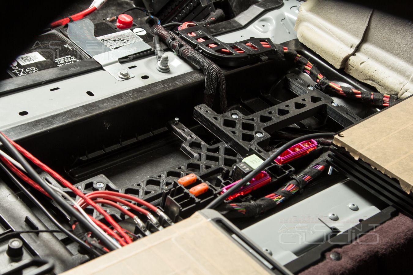 Самый технологичный и красивый монтаж усилителей Helix и Hertz в новый Porsche Panamera