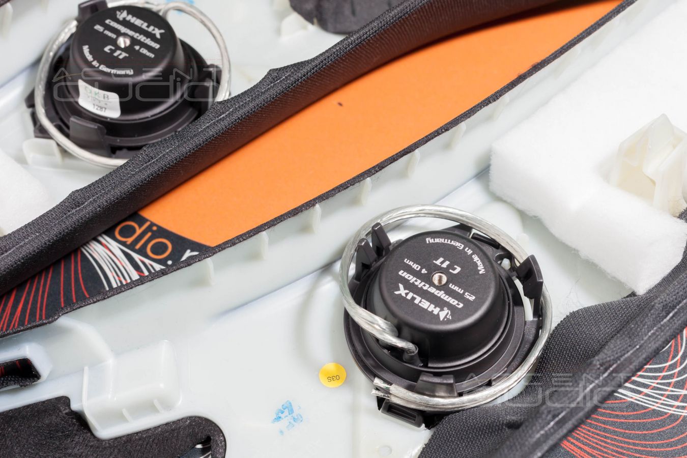 Установка новой акустики в Audi Q3: твитеры Helix C1T штатно !