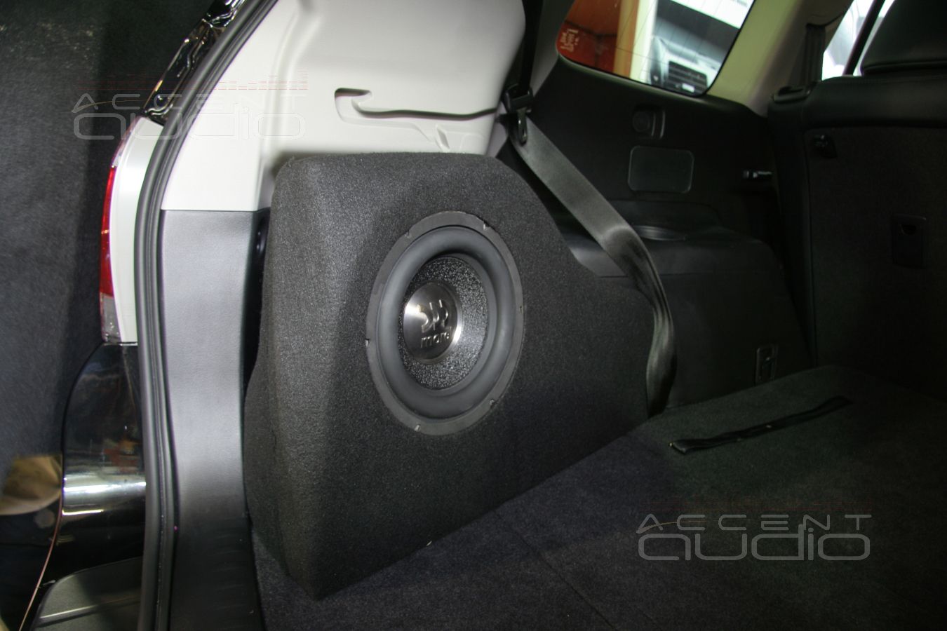 Встроенный сабвуфер в Toyota Highlander