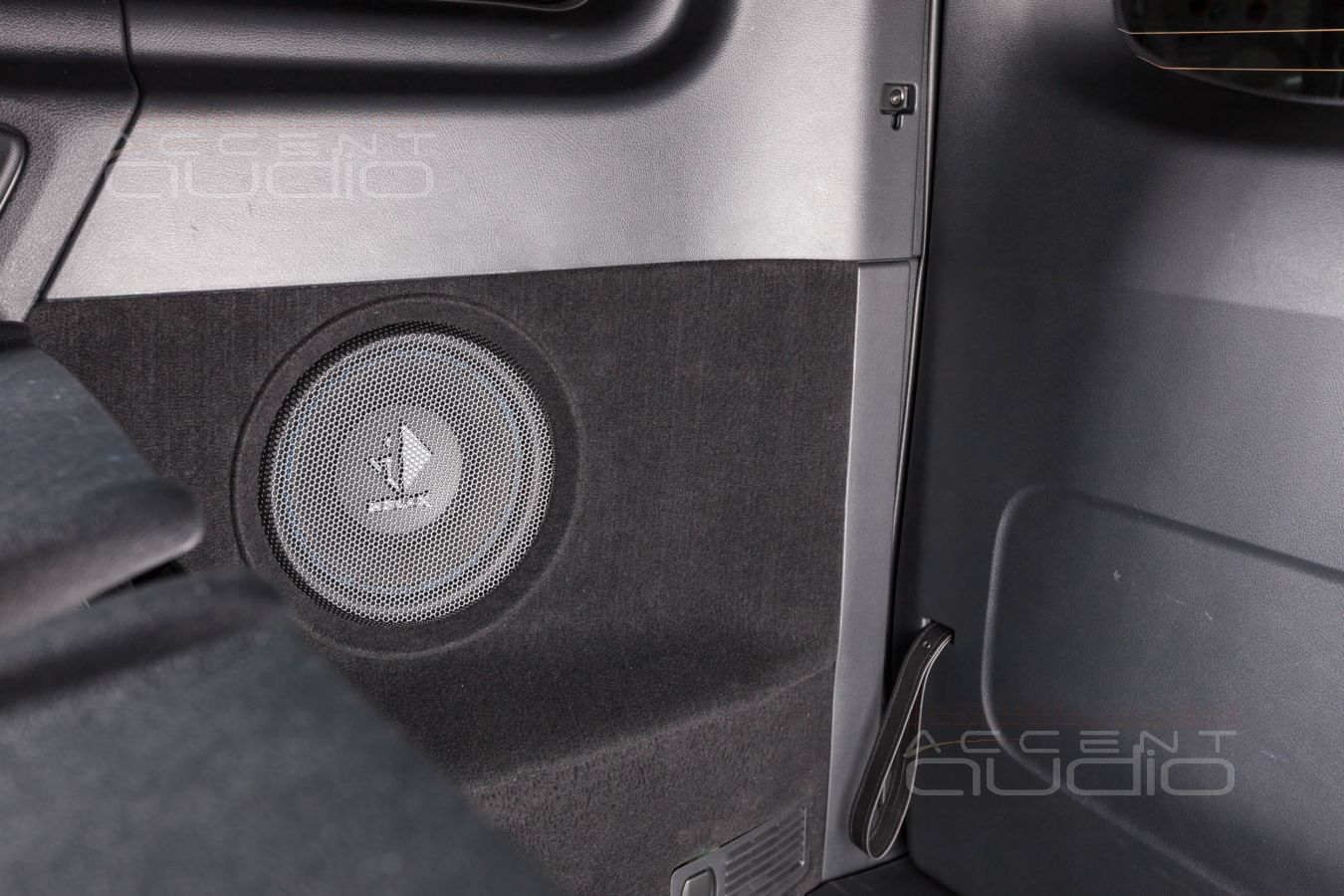 Сабвуфер-стелс для Vito: как должна выглядеть современная установка сабвуфера в микроавтобус