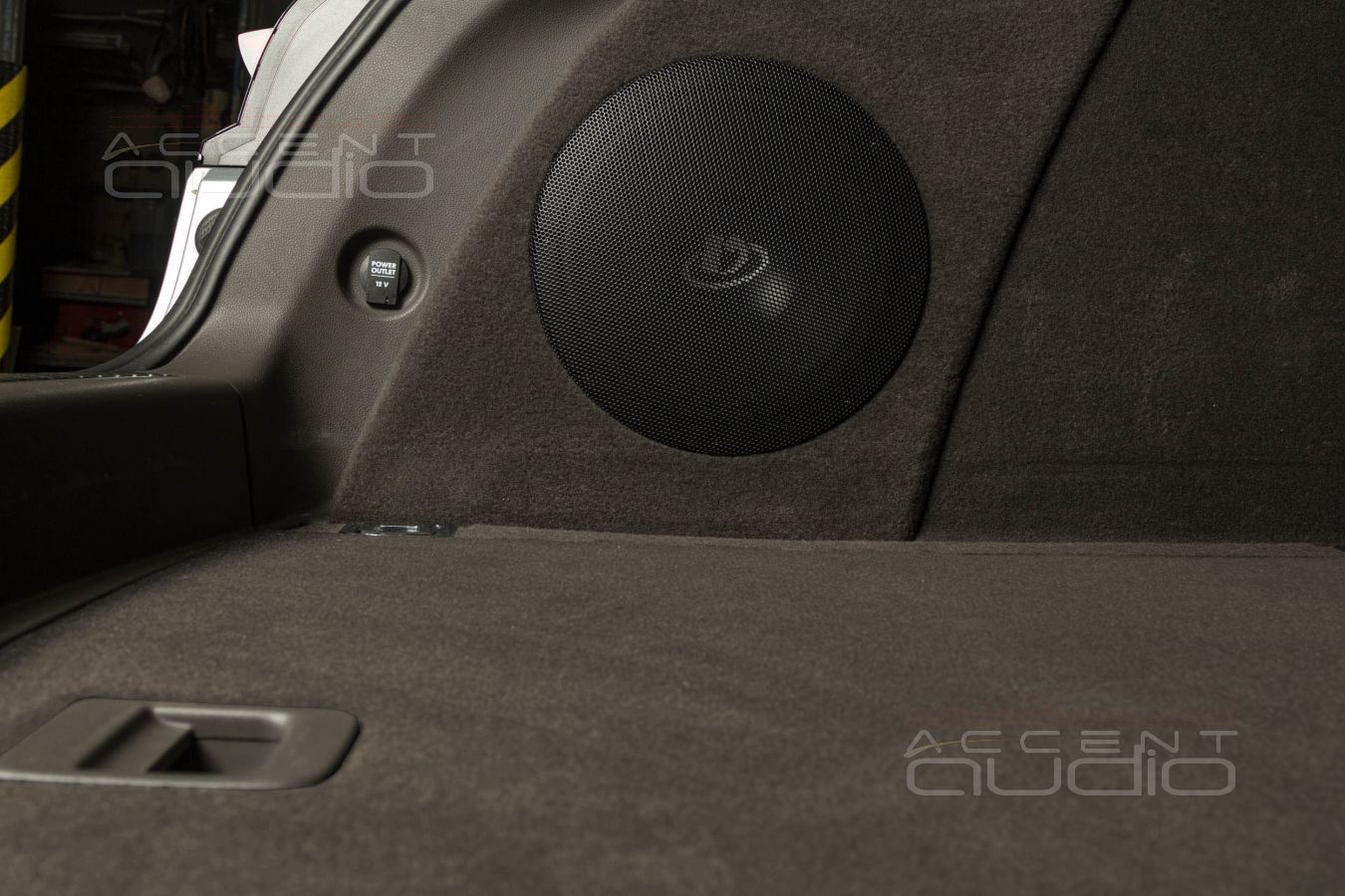 Классический корпус сабвуфера Dego для Macan в новом стиле