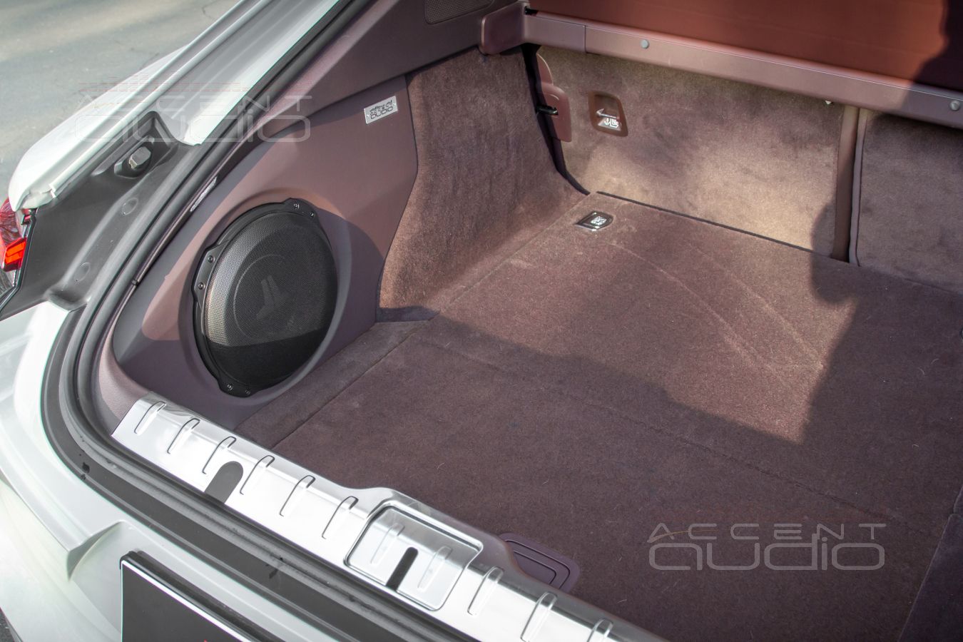 Стильный, адский, трясущий – сабвуфер-стелс JLAudio TW3 для Porsche Panamera