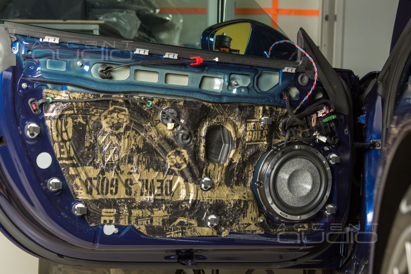 Аудиофильские миды Focal 8WM Woofer Utopia Be M в дверях Porsche Carrera 911 S