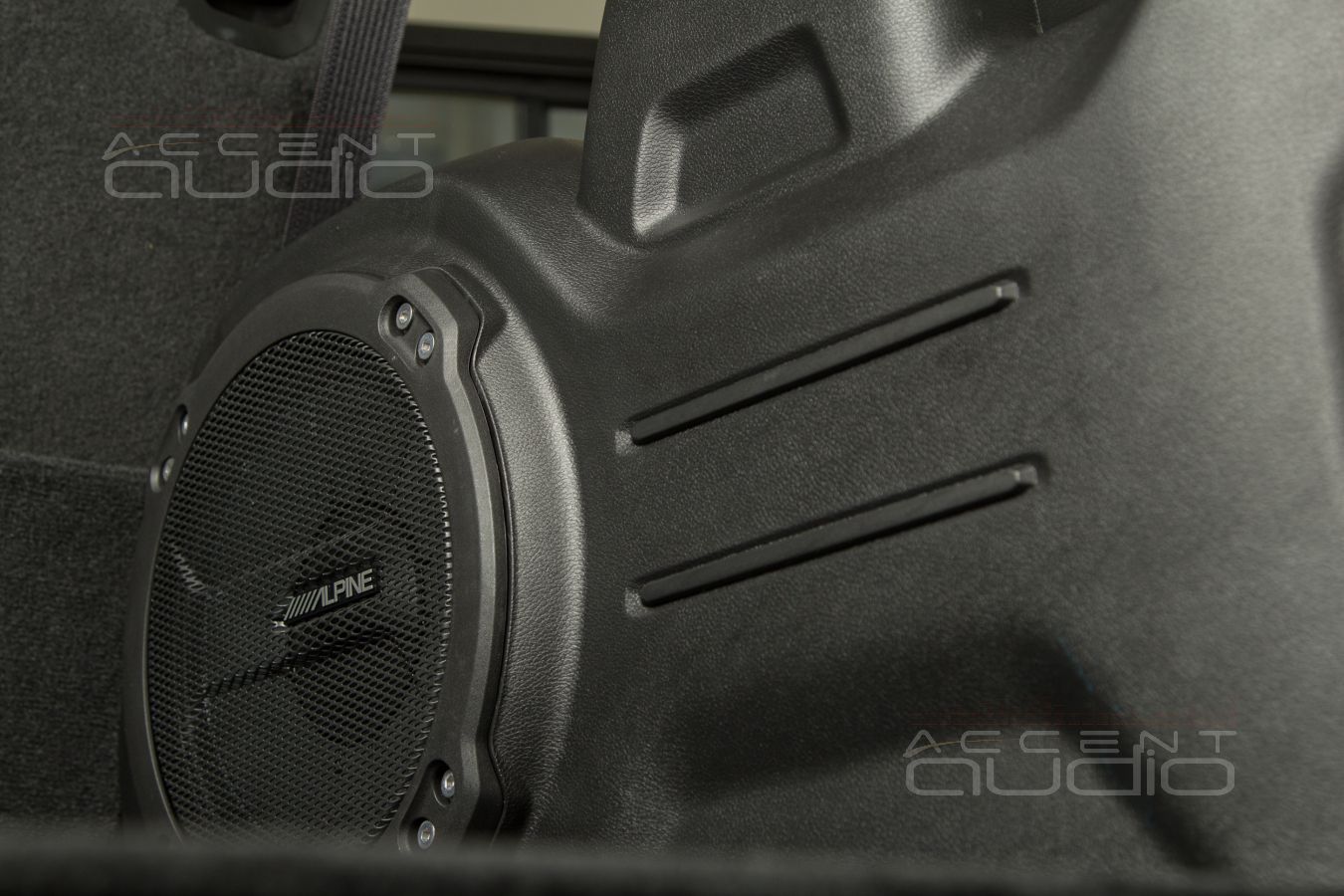 Сабвуфер Helix вместо подделки под Alpine для Jeep Wrangler Rubicon