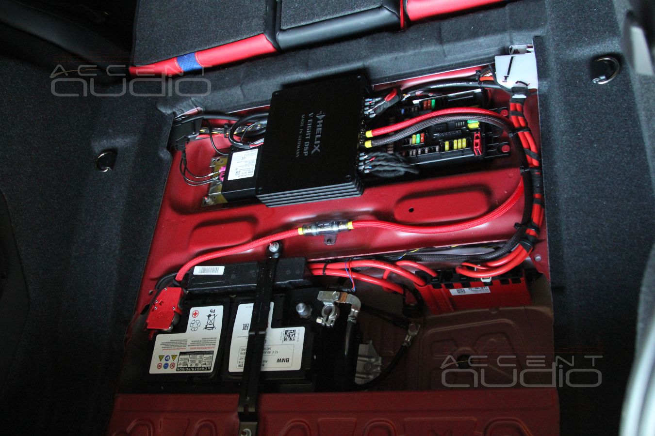 Восьмиканальный процессорный усилитель Helix VEight в багажном отсеке BMW 118i