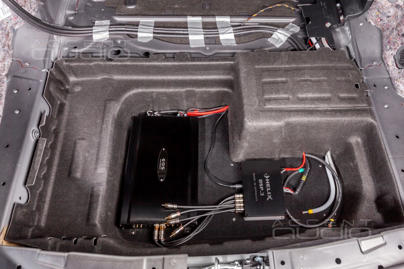 Установка усилителей E.O.S и Mosconi рядом с процессором Helix в Mercedes-Benz W205