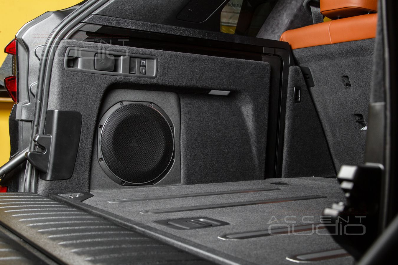 Главный по басу: сабвуфер-стелс для BMW X5 с динамиком JLAudio