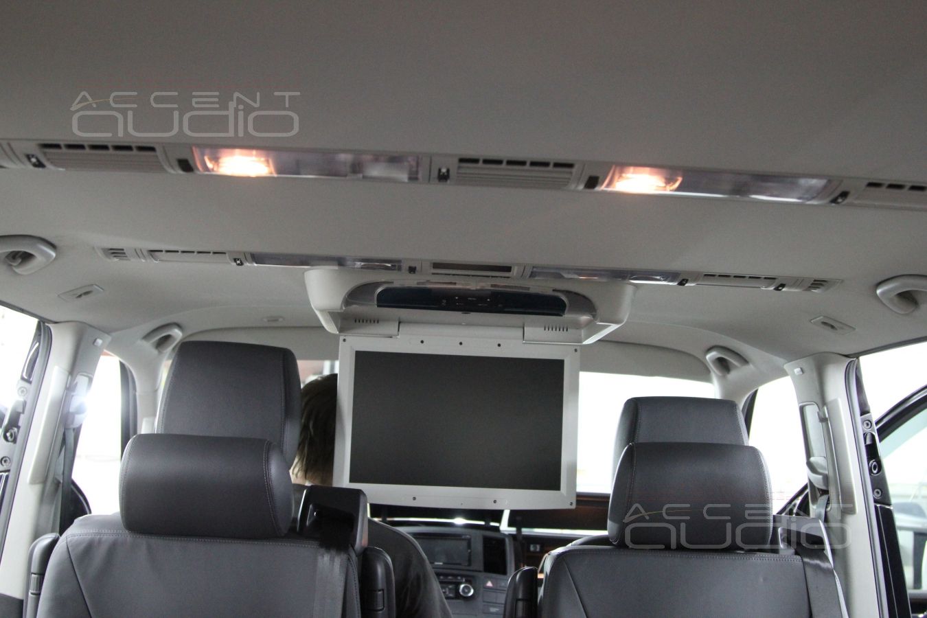 Потолочный монитор в Volkswagen Multivan