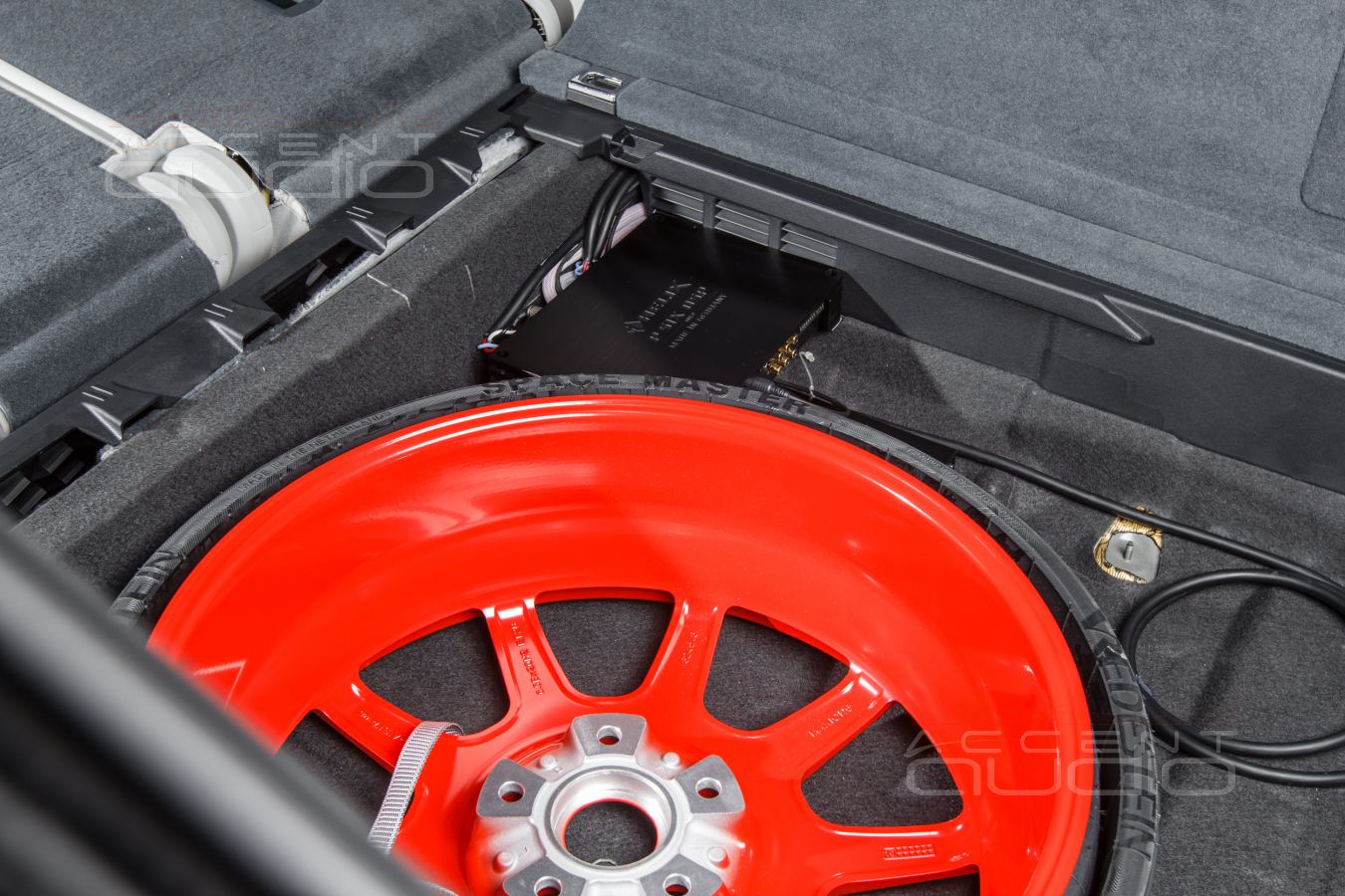 Штатная установка нового усилителей Helix и Zapco в Porsche Cayenne Coupe