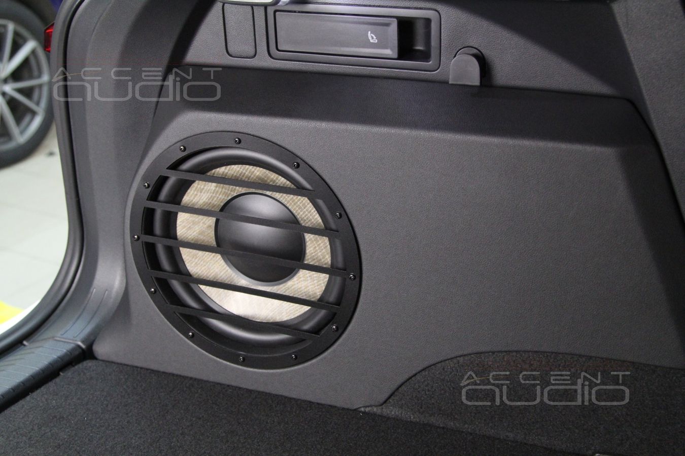 Сабвуфер стелс в новый Volkswagen Tiguan 2017