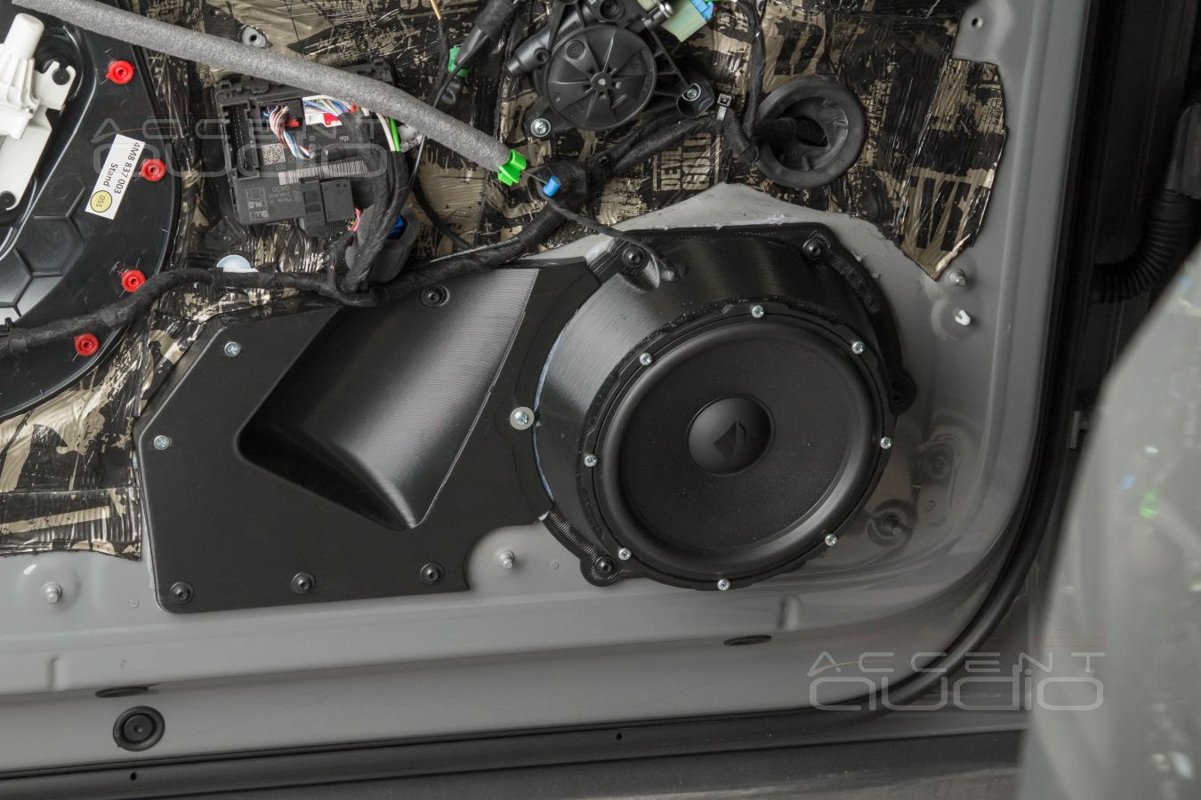 Правильная, технологичная, быстрая, красивая установка новых мидбасов в Audi SQ8