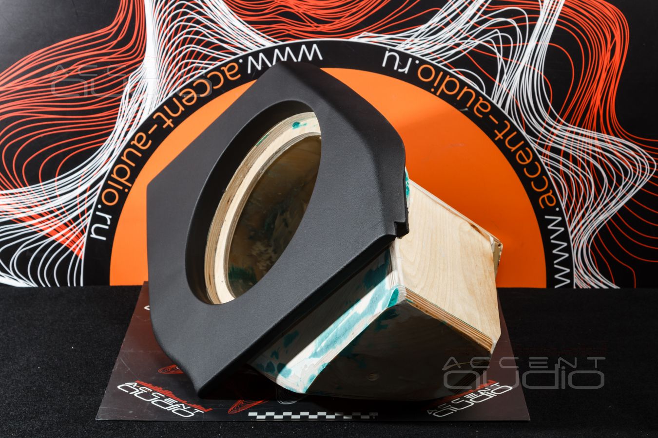 Сабвуфер-стелс с головкой Kicker – как он должен быть в Audi Q5