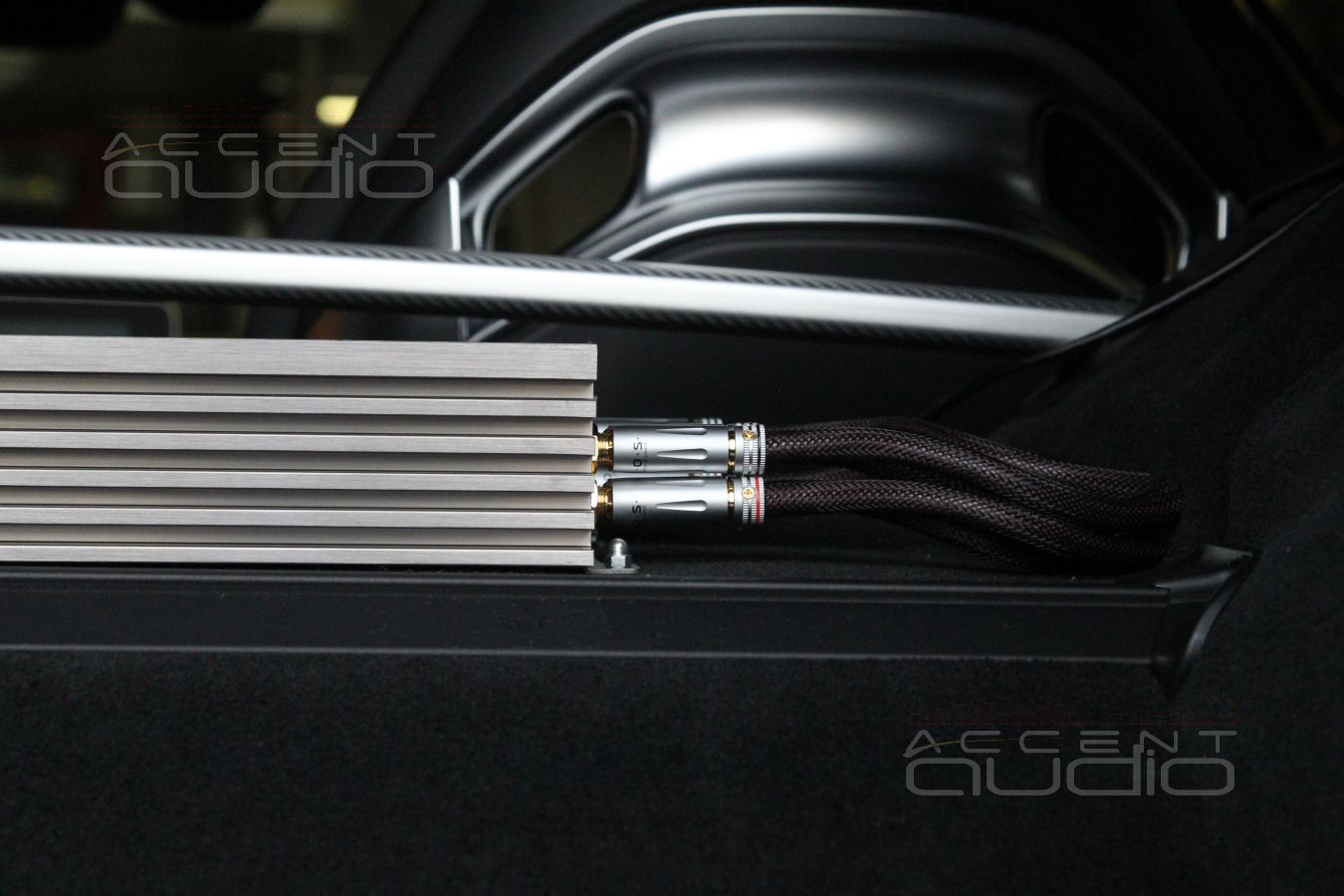 НЕ скрытая установка шестиканального усилителя Zapco в Mercedes-Benz GT