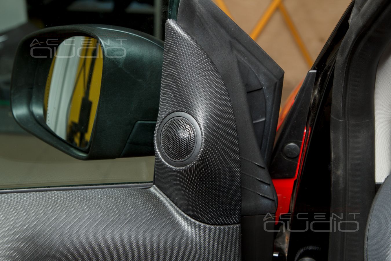 Штатные подиумы для твитеров SOAudio в Smart Fortwo
