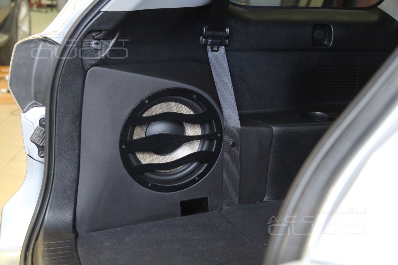 Сабвуфер-стелс в Toyota Highlander