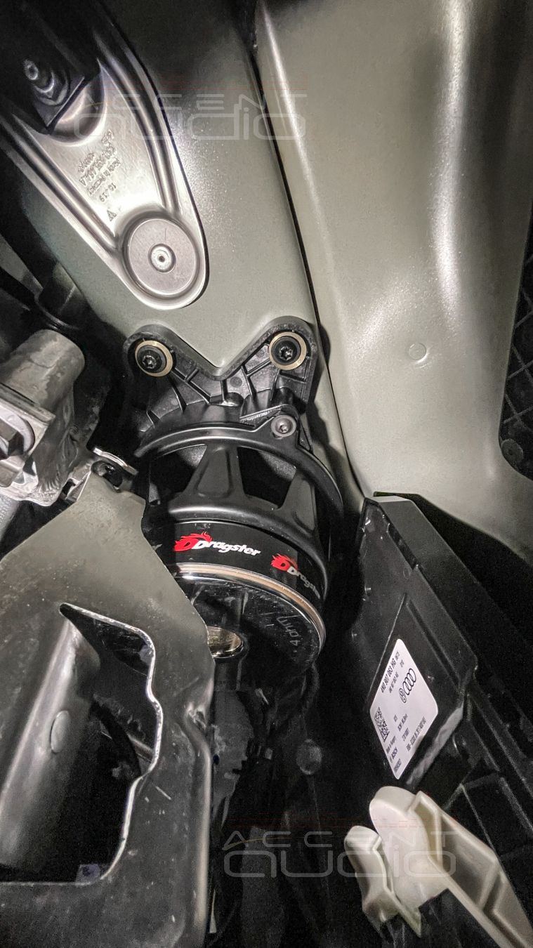 Сабвуфер в торпеде – штатное решение для Porsche 911