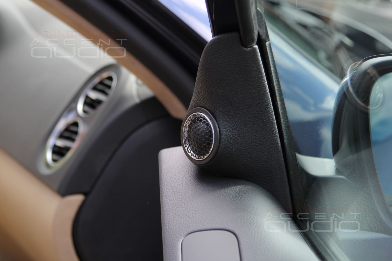 Сабвуфер стелс в Volkswagen Tiguan