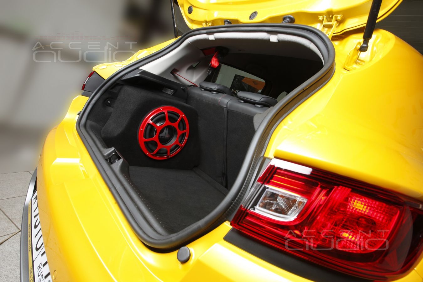 Сабвуфер стелс в Renault Clio RS Sport