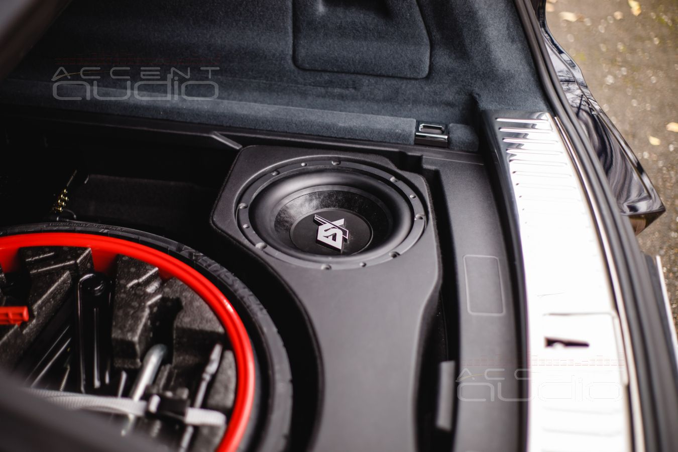 Штатный, но настоящий сабвуфер для Porsche Cayenne Coupe
