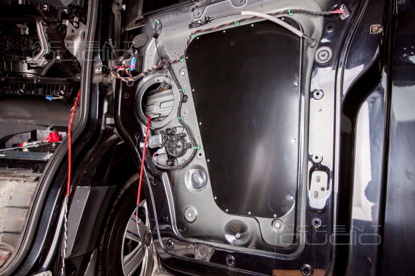 Особенности аудиоподготовки дверей Volkswagen Crafter и установка новых мидбасов SOAudio