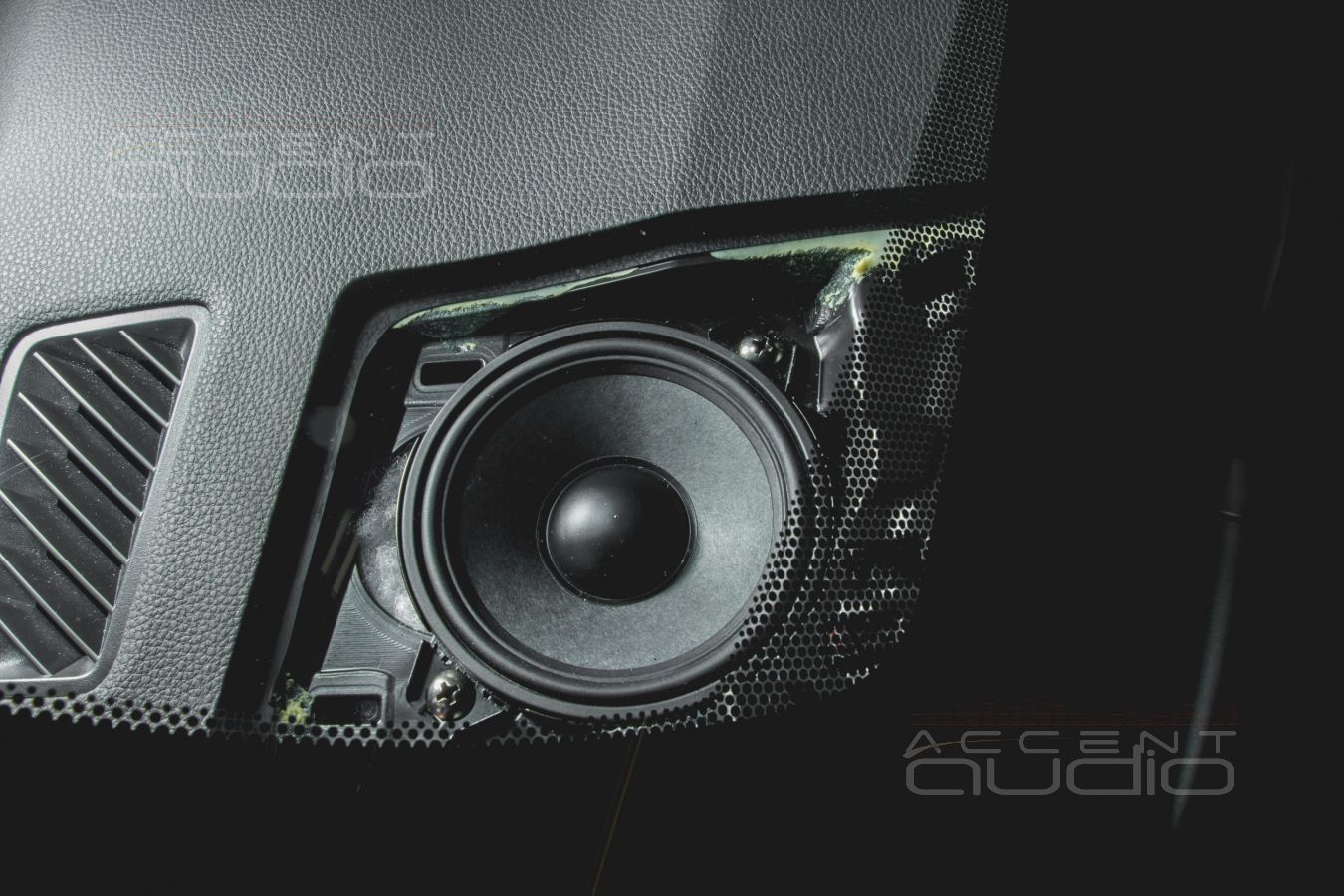 Установка среднечастотных динамиков штатно в нештатные места Toyota RAV4