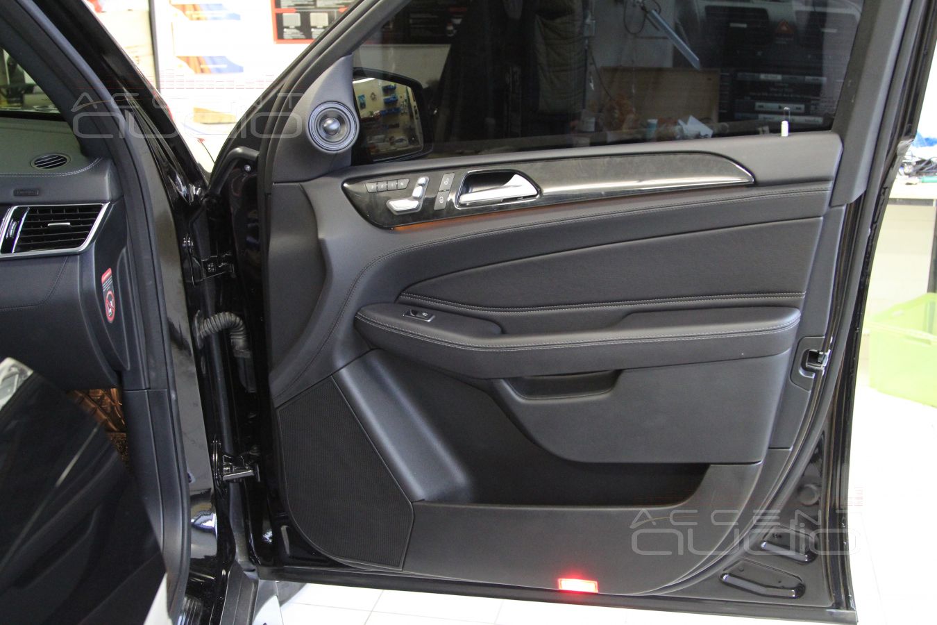Установка акустики (мидбас и тыл) в Mercedes-Benz GLS