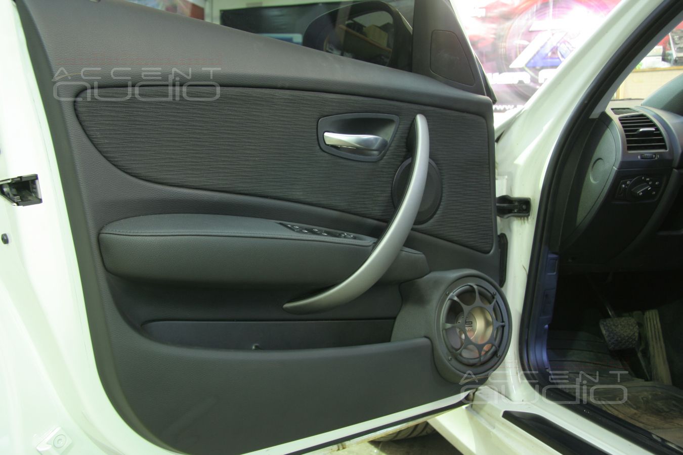 Мидбасы в двери BMW 118