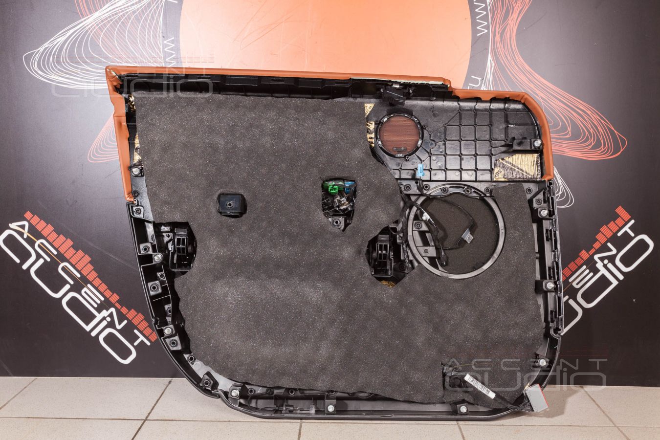 Установка мидбасовых динамиков BRAX Matrix ML6P в RangeRover Vogue и аудиоподготовка дверей