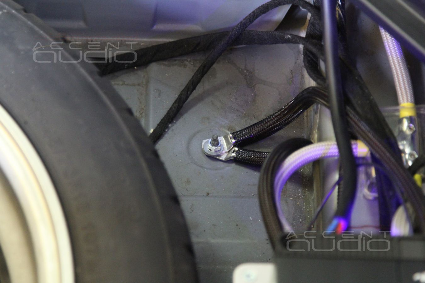 Установка и скрытая интеграция усилителей Focal FPX 4.400 SQ