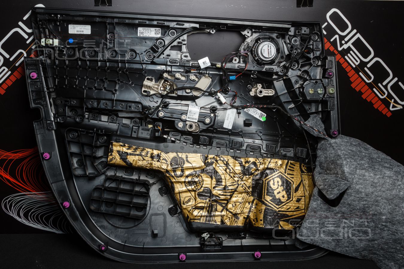 Монтаж акустики Gladen ONE 200.3MB в штатные места MB GLE