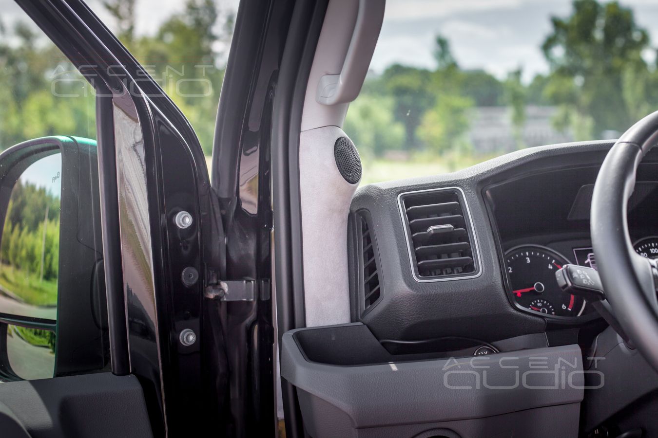 Подиумы под твитеры SOAudio и правильное расположение пищалок в Volkswagen Crafter