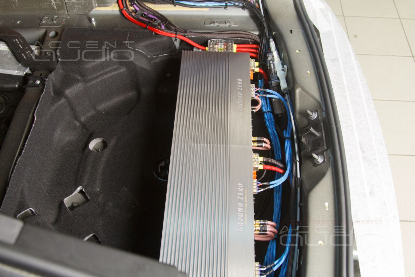 Установка усилителей Ground Zero, JLAudio и аудиопроцессора Helix с полной интеграцией в RS6 !