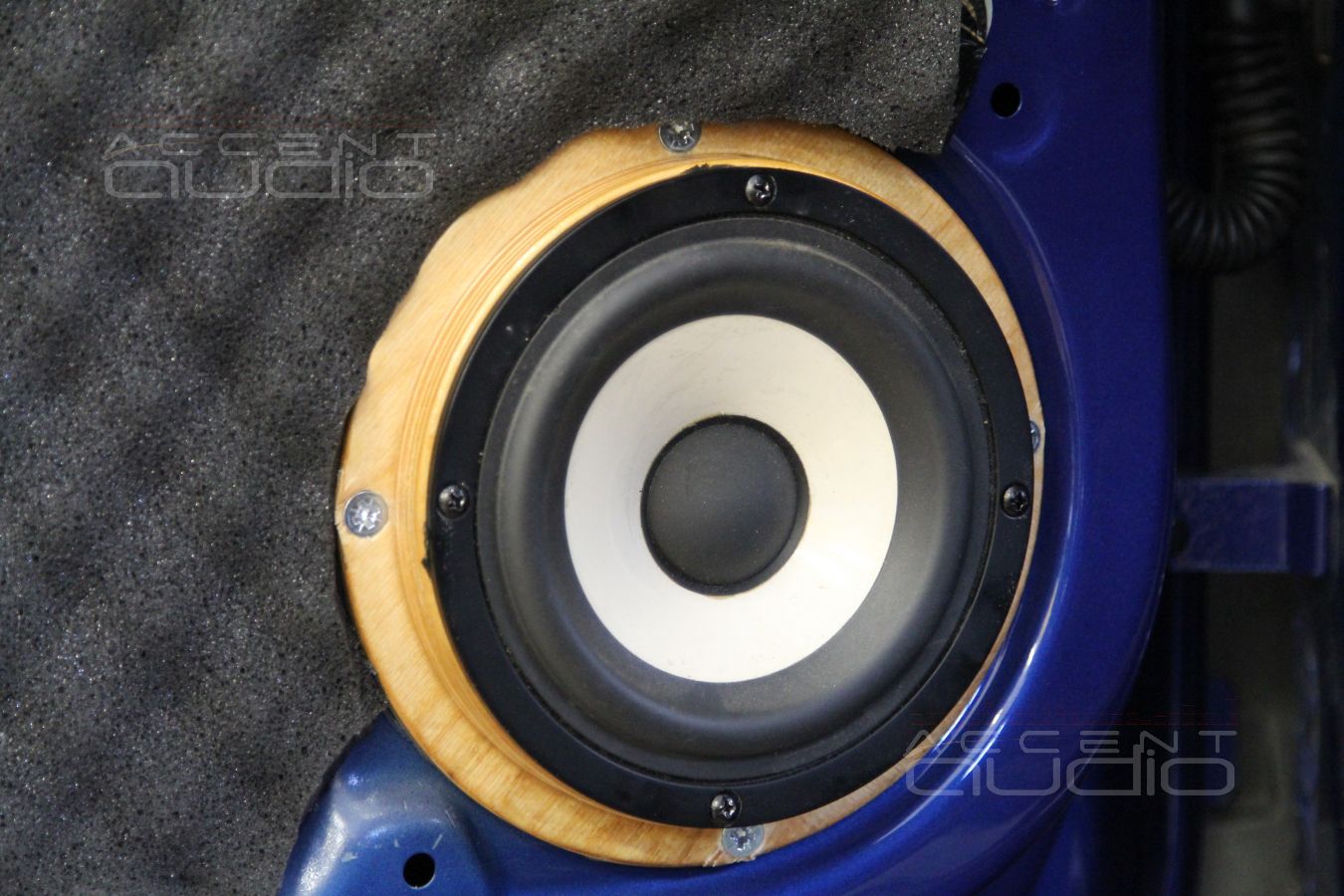 Установка акустики и шумоизоляция дверей Skoda Rapid