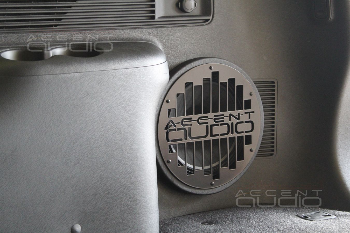 Встроенный сабвуфер-стелс Audison Voce AV10 в Pagero Sport
