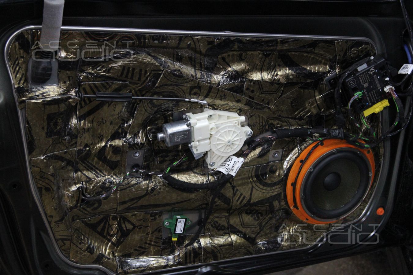 Шумоизоляция дверей и установка мидбасов в Volkswagen Touareg 2014