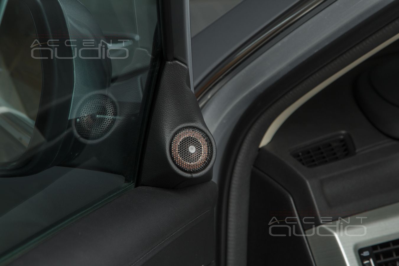 Комплект из двух подиумов для установки высокочастотных излучателей в Geely Atlas 20XX-20XX.