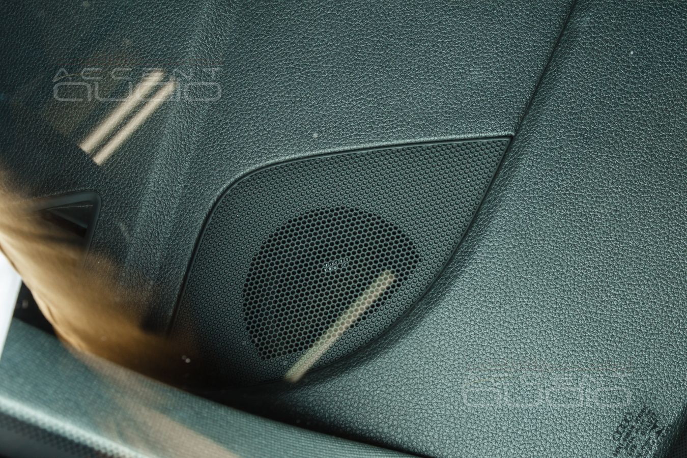 Установка новых широкополосных излучателей BLAM в Audi Q5 штатно