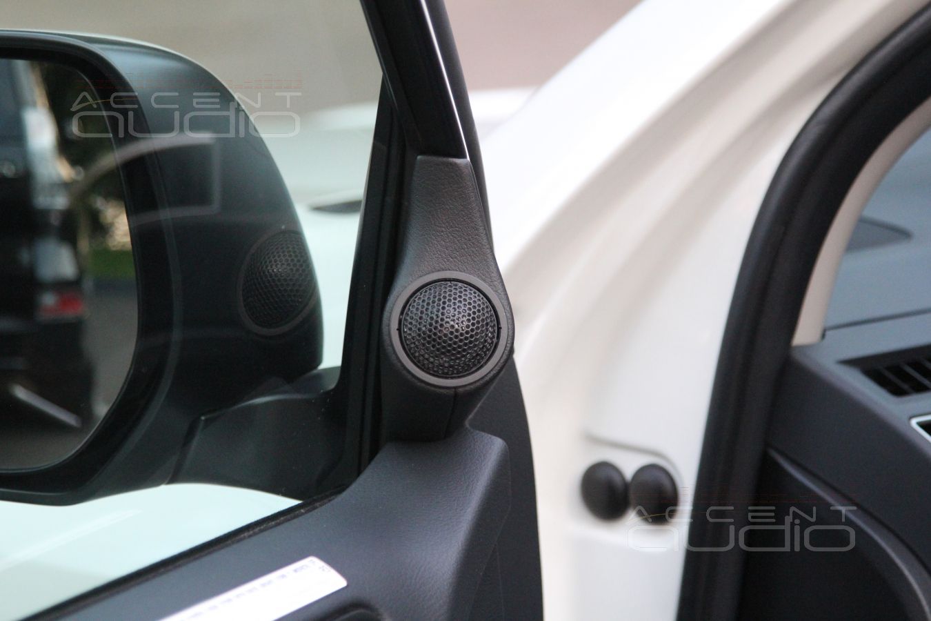 Установка трехполосной акустики в Toyota Prado 150: твитеры Eton и подиумы для них