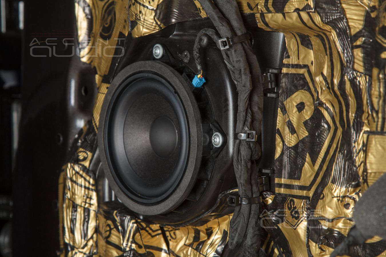 Виброизоляция дверей и установка СЧ и ВЧ излучателей GroundZero по заводским местам