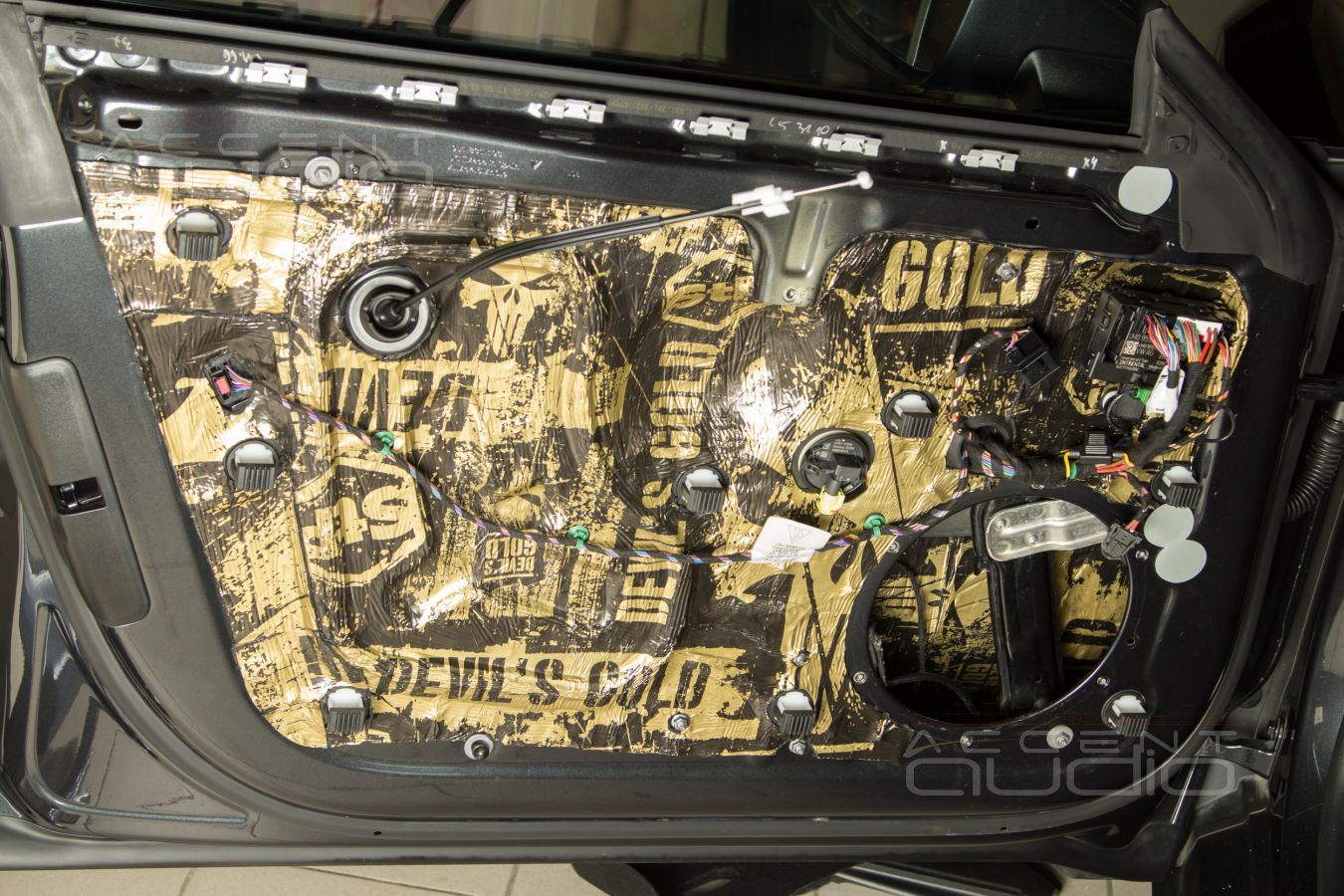 Аудиоподготовка дверей и монтаж мидбасовых динамиков Brax ML6P в Porsche Taycan