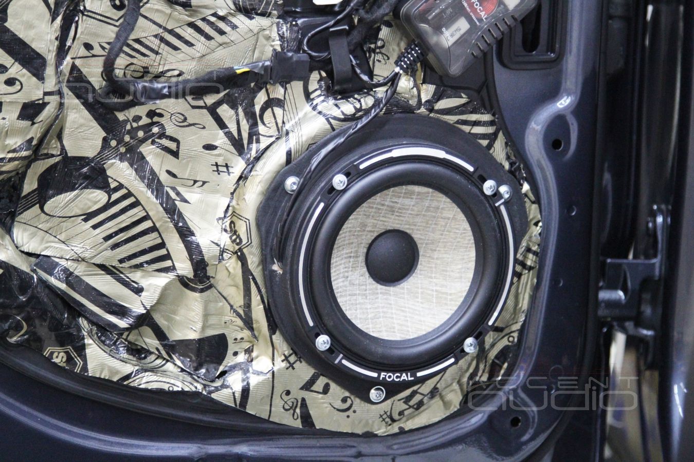 Установка акустики Focal в Mercedes ML