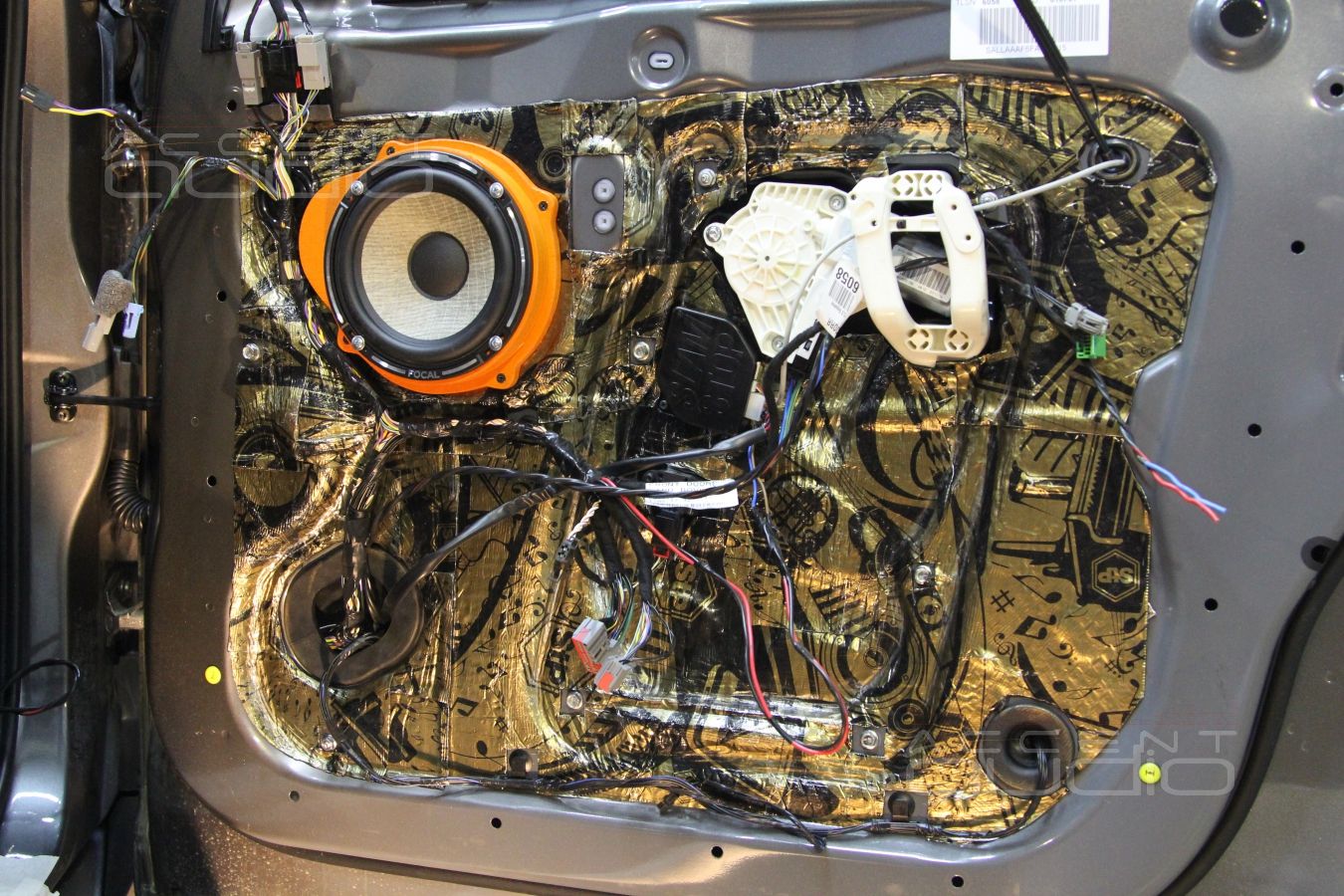 Установка акустики Focal Performance в Range Rover Discovery