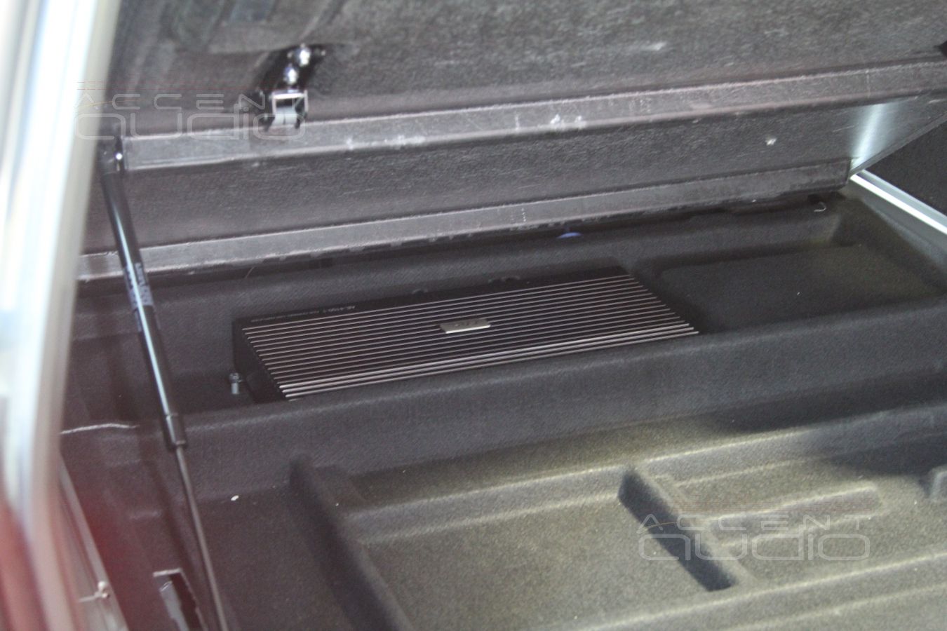 Установка усилителя и аудиопроцессора в Volvo XC70