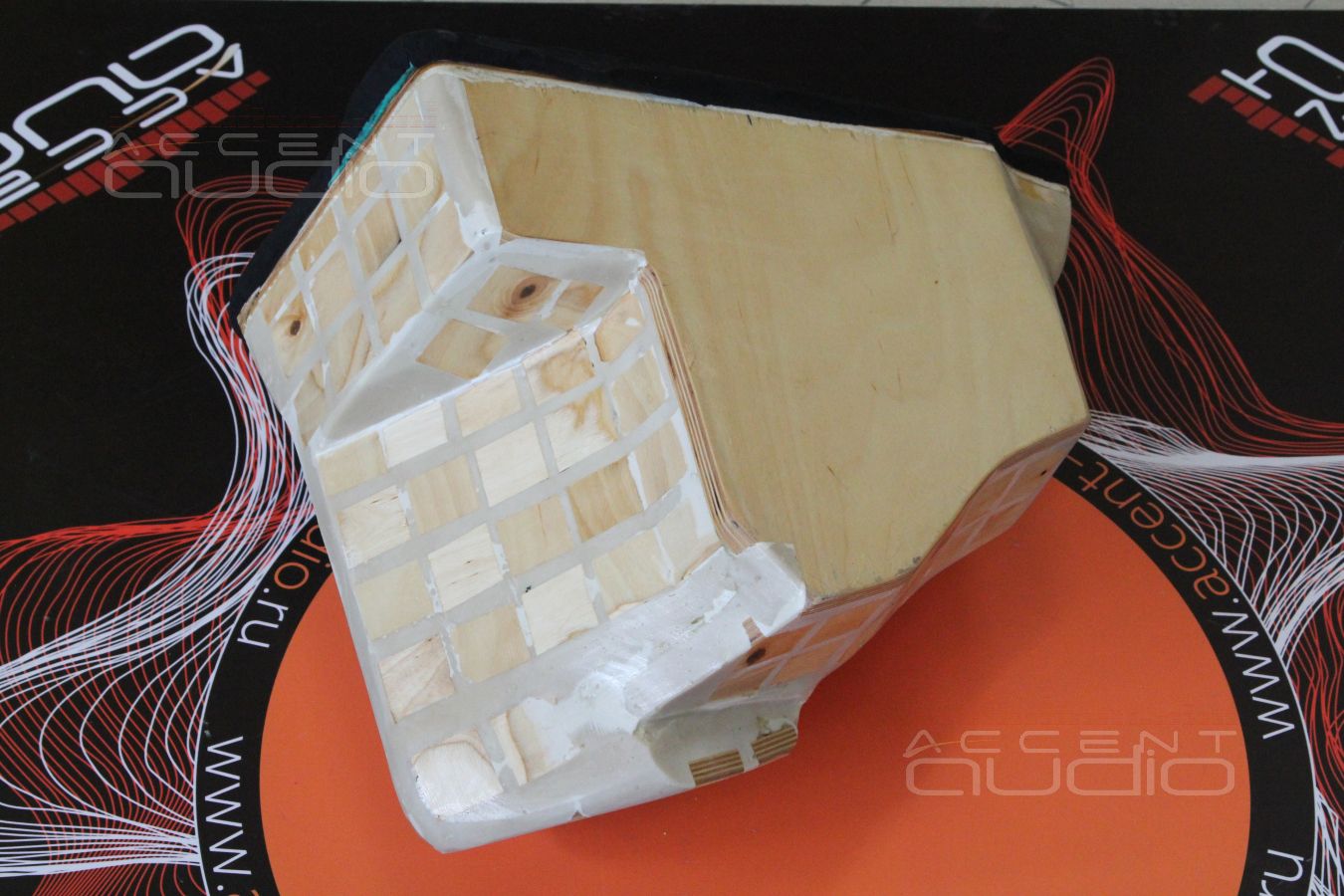 Сабвуфер-стелс для Dego sb-10 p-mk2 в Mercedes-Benz GT