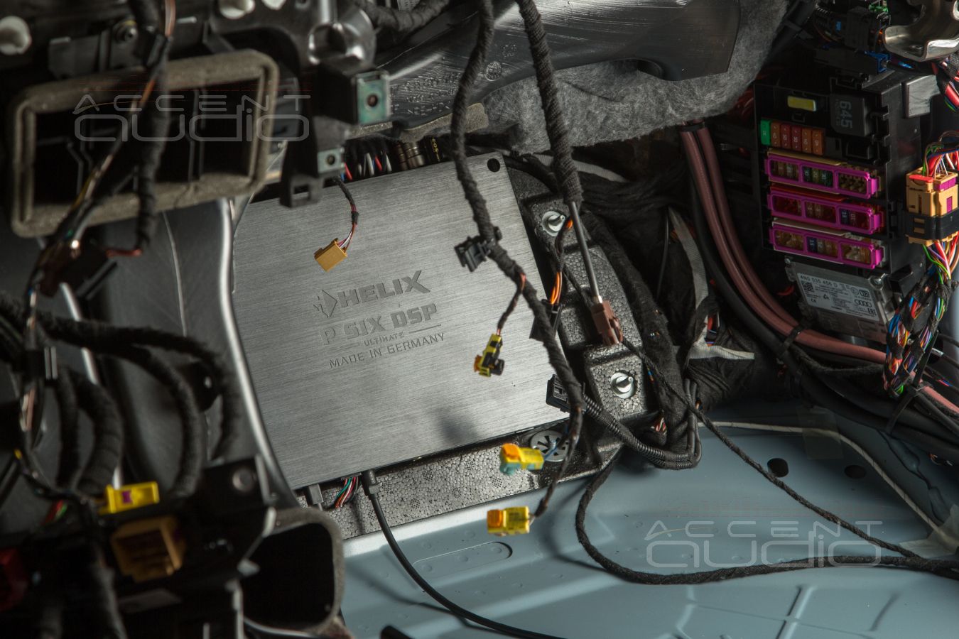 Заводской монтаж процессорного усилителя Helix в Porsche Taycan Turbo S