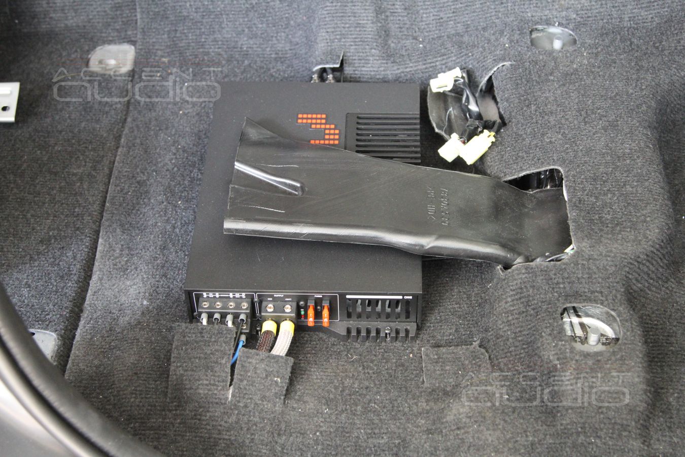 Установка усилителя Mosconi ONE 130.4